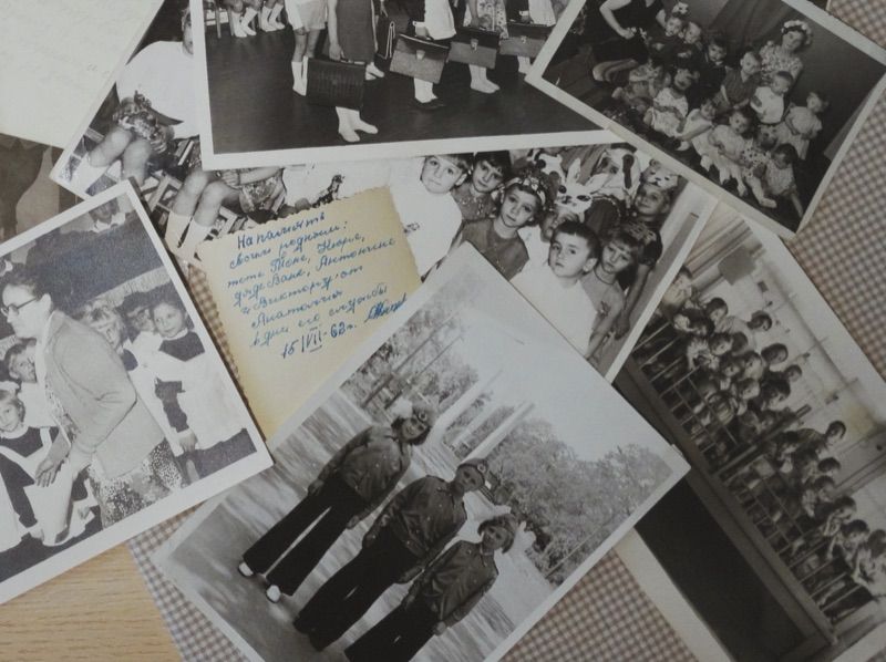 Старые семейные снимки и открытка с надписью «На память своим родным», 1962 год