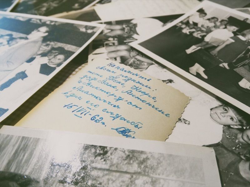 Оборот старой фотографии с надписью синими чернилами «На память своим родным… 15/VII-62 г.»